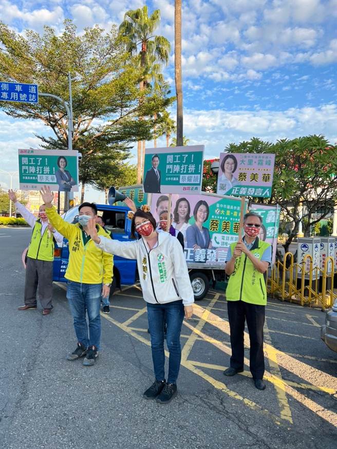 台中市议员蔡耀颉(左起)带领民进党市议员拟参选人蔡美华路口拜票。(林欣仪翻摄)