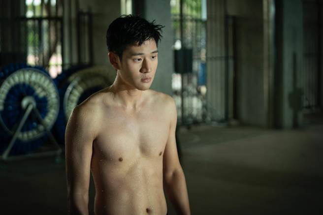 周兴哲在片中有3场下水戏，是电影的一大看点。（华映提供）