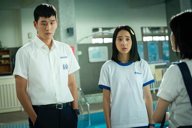 周兴哲（左）跟李沐在片中凑一对，有种两小无猜的浪漫感。（华映提供）