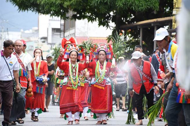 花莲县吉安乡里漏部落祖灵祭（Talatu，as），是阿美族巫师祭仪文化最完整部落，独特地方文化受到原住民族委员会重视，盼与地方凝聚共识，将部落入口形塑成全县唯一「祭祀街道」意象，成为特色打卡亮点。（吉安乡公所提供／罗亦晽花莲传真）