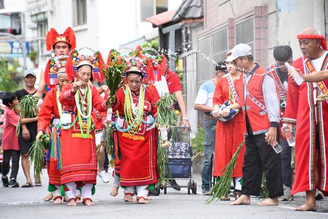 花莲县吉安乡里漏部落祖灵祭（Talatu，as），是阿美族巫师祭仪文化最完整部落，独特地方文化受到原住民族委员会重视，盼与地方凝聚共识，将部落入口形塑成全县唯一「祭祀街道」意象，成为特色打卡亮点。（吉安乡公所提供／罗亦晽花莲传真）