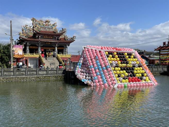 新北市三峽廣行宮8公尺高巨型孔明燈在除夕當日被強風吹倒，廟方今日加緊趕工，預計在5日內搭建全新孔明燈，並將燈會延至月底，希望能吸引元宵人潮觀看。（廣行宮提供）