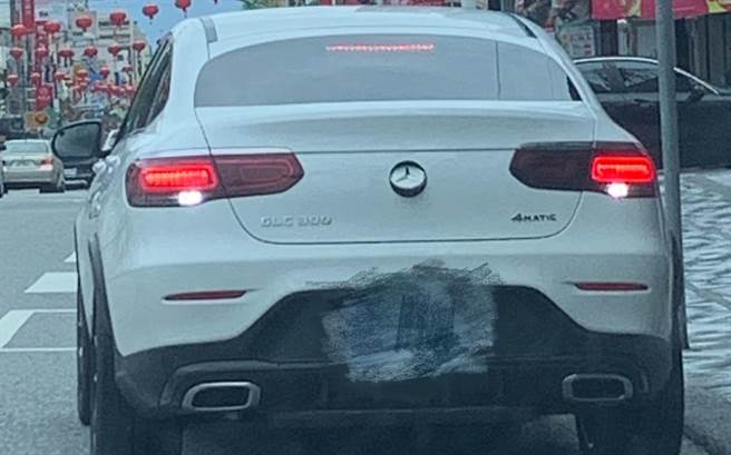 名网友日前在路上惊见1辆宾士车的后车牌有1块凸起，呈现不规则隆起，拍照后询问网友是什么？不少网友一眼就认出是「倒车镜头」。（翻摄自脸书「爆废公社二馆」）