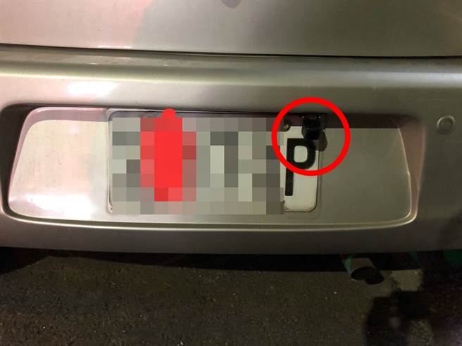 网友日前在路上惊见1辆宾士车的后车牌有1块凸起，呈现不规则隆起，拍照后询问网友是什么？不少网友一眼就认出是「倒车镜头」。（翻摄自PTT，非当事者照片）