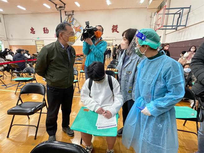 台北市怀生国中7日针对老师、学生专案接种疫苗，副市长蔡炳坤前往视察。（台北市政府提供／张立勋台北传真）