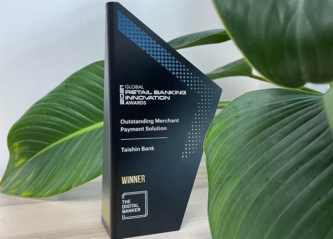 （台新银行「台新手付」App，提供店家使用原有装置设备(手机、平板)，就可向消费者进行收款。创新服务荣获数位银行家(The Digital Banker)颁发最佳商户收款解决方案奖(Winner: Outstanding Merchant Payment Solution)等海内外大奖肯定。图／台新银行提供）  
