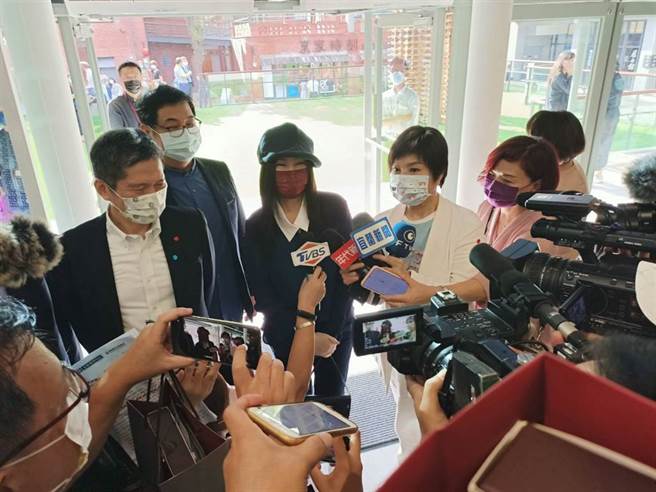 江蕙去年10月以董事身分与好友唐美云出席公益活动。(胡健森摄)