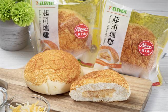 荣获世界杯麵包大赛团体组银牌的文世成师傅，首次为统一超商亲自研发「起司熏鸡」。(图/中时新闻网摄)