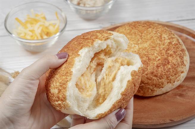 选用3种最适合搭配的起司及德国榉木熏制而成的鸡肉为美味内馅。(图/中时新闻网摄)