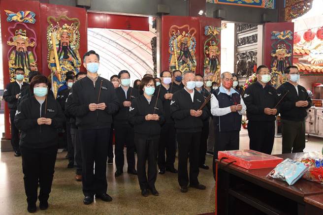 苗栗县长徐耀昌今年是他任期最后一年，7日上午新春开工，他率领县府团队参拜祈福。（翻摄照片／李京升苗栗传真）
