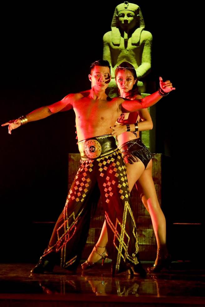 赖慧如上半身全裸只贴黄金胶带上阵飙出高收视。（民视提供）