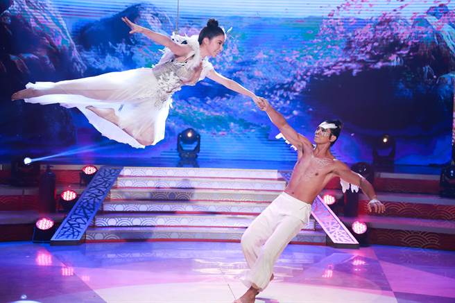 张家玮与舞立方赵敦毅老师合作「凤飞龙舞」飞出高收视。（民视提供）