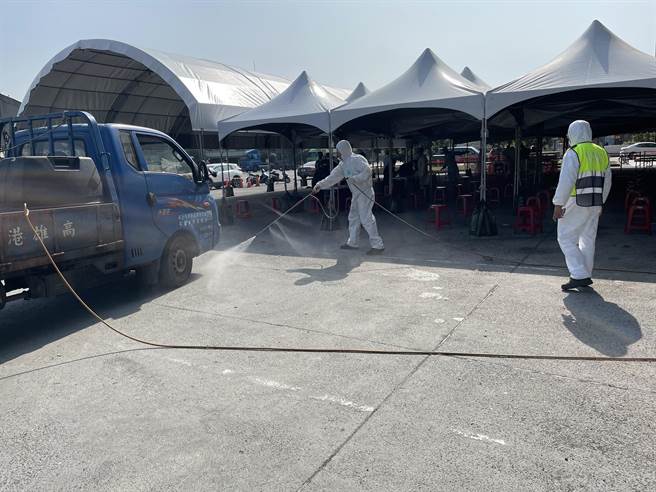 高雄6日确诊的引水人，近期曾接触过多达40艘轮船，且接获至少5次官方通知又多次未按照规定採检，导致197人遭到匡列。图为工作人员为车辆加强清消。（港务公司提供）