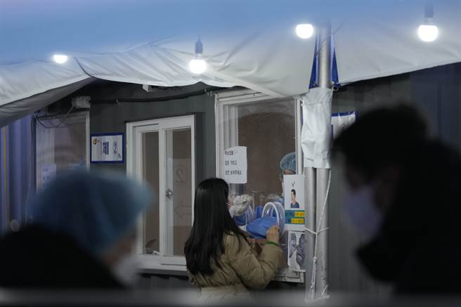 韩国单日确诊人数已连续3天维持在3万例以上。(图／美联社)