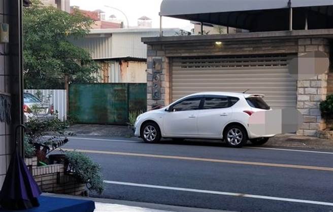 門口遭鄰居轎車臨停擋住卻一直聯絡不到人，最後警方出面，車主竟怒罵「我不就說等一下了，為何要請警察來」，還說「知道什麼叫守望相助嗎」。（翻攝自臉書「爆怨2公社」）