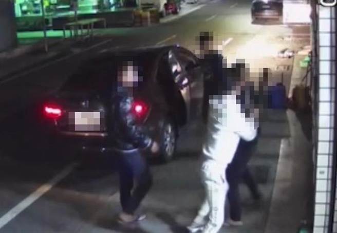 台南市鹽水區6日驚傳當街擄人，黃姓男子因債務問題，昨晚遭邱姓債主以及郭、楊等3嫌強押上車。（讀者提供／張毓翎台南傳真）