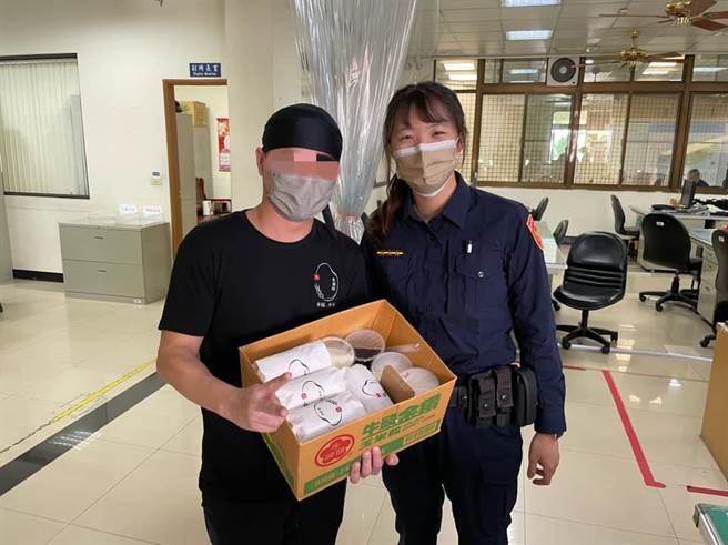 台中市南屯區一家飯糰老闆手作「飯丸」，正港台灣味飯糰暖暖入口，讓獲贈的員警直呼有家的感覺，幸福滿滿。（民眾提供／盧金足台中傳真）