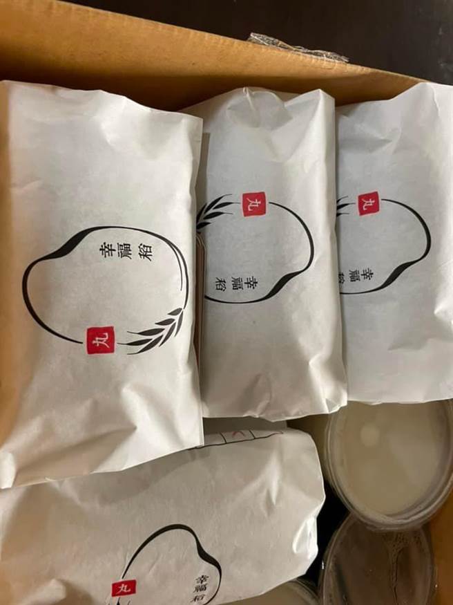 台中市南屯區一家飯糰老闆手作「飯丸」，正港台灣味飯糰暖暖入口，讓獲贈的員警直呼有家的感覺，幸福滿滿。（民眾提供／盧金足台中傳真）