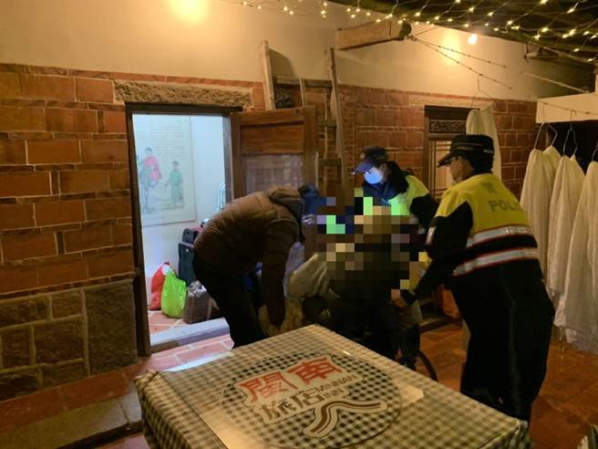 高龄97岁周姓老翁只身逗留乡间庙外，好心员警自掏腰包就近安置民宿过夜。（警方提供）