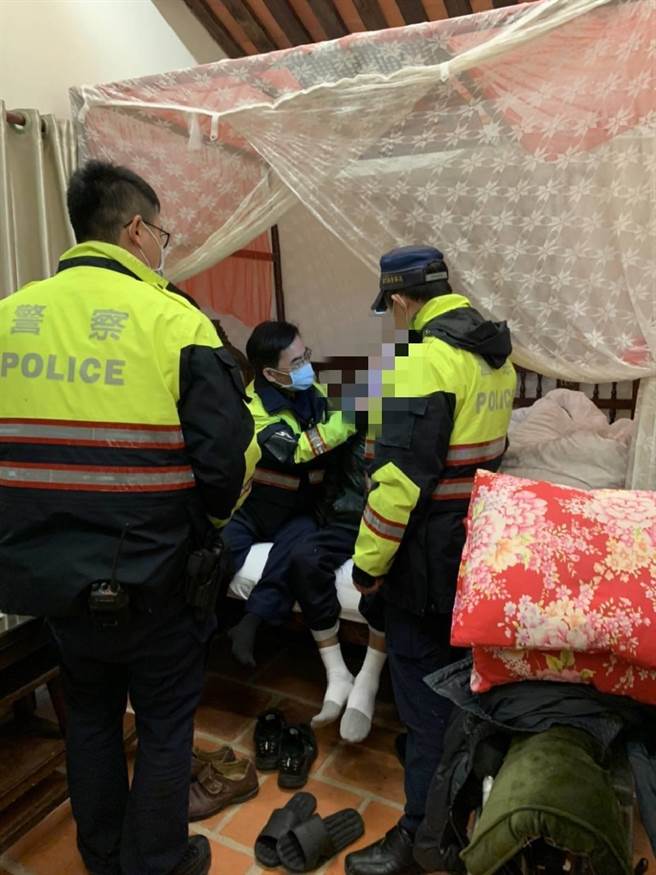警方就近安顿老翁在民宿休息，寒夜及时送暖获得好评。（警方提供）