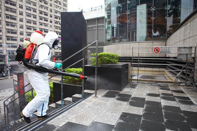 桃園從1月3日機場爆發群聚感染事件後，闊別36天於開工日首度迎來「嘉玲」。圖為清消照。（資料照，張立勳攝）