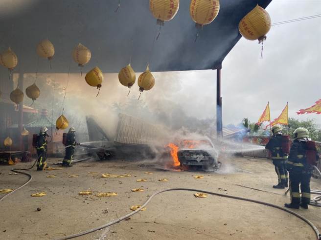 消防人员到场灌救。（翻摄照片／李京升苗栗传真）