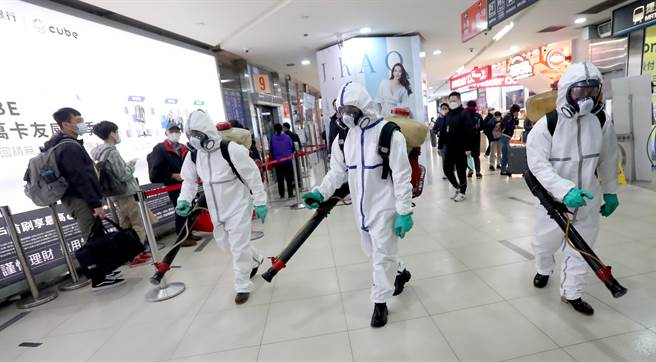 本土疫情趨於穩定，台北市長柯文哲7日表示，開工後北市活動人口約有150萬人回流，觀察1周看看，如果沒有外縣市感染傳進北市，下周就一步步微解封。圖為工作人員前往市府轉運站周邊噴灑消毒藥劑。（資料照，鄭任南攝）