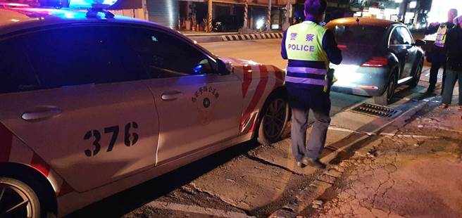 高龄82岁的高雄市锺姓老翁在台76线东西向快速道路上逆向行驶，所幸未酿伤亡，国道警方昨晚接获通报后，偕同鹿港分局员警、高公局防撞车，合力将人和车护送下交流道，并由警方开单举发违规。（国道警方提供／谢琼云彰化传真）