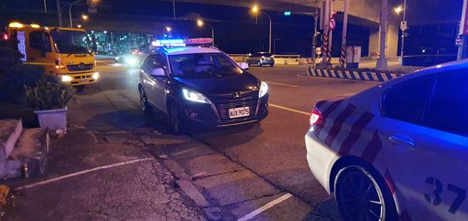 高龄82岁的高雄市锺姓老翁在台76线东西向快速道路上逆向行驶，所幸未酿伤亡，国道警方昨晚接获通报后，偕同鹿港分局员警、高公局防撞车，合力将人和车护送下交流道，并由警方开单举发违规。（国道警方提供／谢琼云彰化传真）