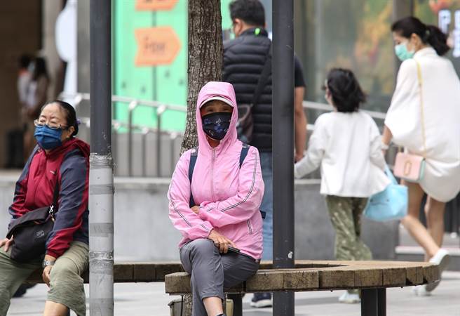 冬季天氣多變化，有時候大人覺得冷，小孩卻喊熱，醫師表示，其實穿對三件衣服就夠，身體暖不暖摸一部位便知。(資料照/陳俊吉攝)