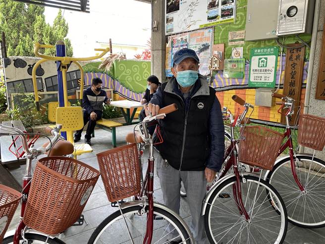 嘉義縣中埔鄉和興村鄰長王清禾獲公所贈送腳踏車，騎用服務鄰里兼運動。（廖素慧攝）