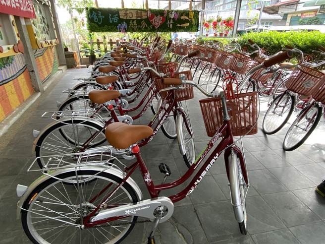 嘉義縣中埔鄉公所普送全鄉22村371位鄰長1輛腳踏車。（廖素慧攝）