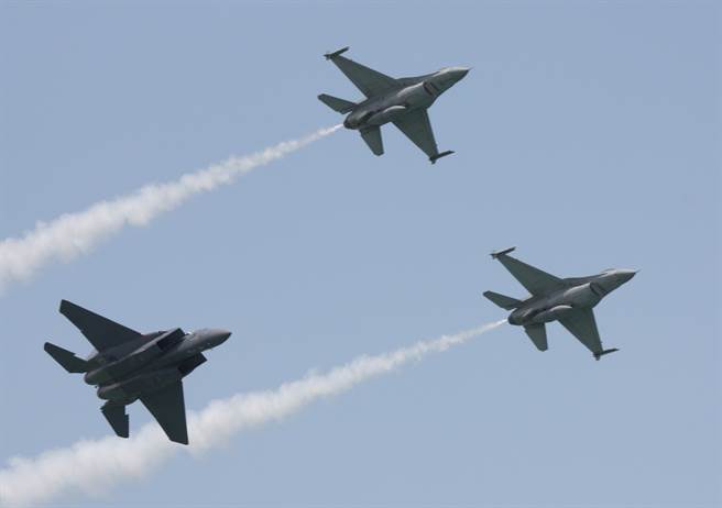 图为2018年在航展表演的新加坡空军F-15（后）与F-16（前方2架）。(图／中央社)