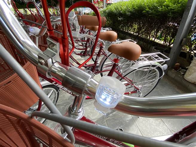 嘉義縣中埔鄉公所普送全鄉的鄰長1輛腳踏車，車頭有閃閃的燈加強安全。（廖素慧攝）