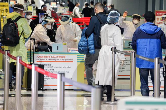 台北市7日没有本土确诊个案，但有2例境外改判本土。图为桃园机场入境旅客。（非新闻当事人）（陈麒全摄）