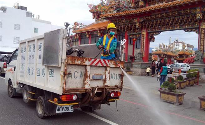 春节期间防疫不打烊，台东县防疫消毒大队在各重点区域进行清消。（台东县政府提供）