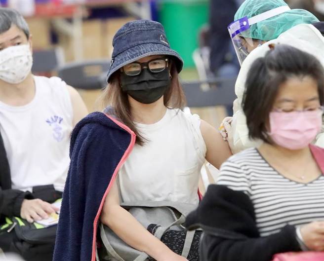 过年期间北市府开放6.8万剂BNT预约，结果才2万886人来登记。图为接种示意图。（资料照，郑任南摄）