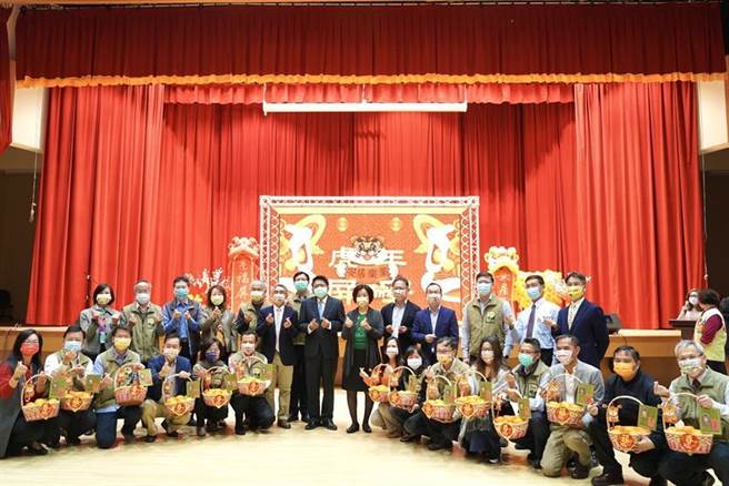（屏东县长潘孟安(中站者)与县府同仁举行新春团拜。图／屏东县政府提供）