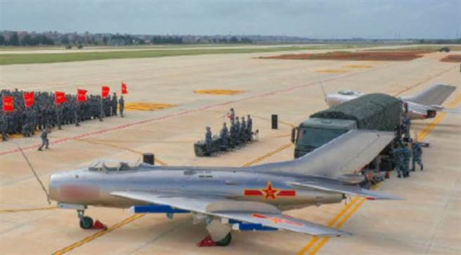 解放军东部战区早期在微博上公开两架疑似改装为无人机的歼-6战机亮相。（图/解放军东部战区微博）