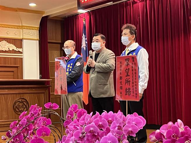 国民党市党部主委、议长邱奕胜主持国民党团总召交接典礼，向观礼的市长郑文灿喊话，疫情下不能只照顾大企业，更要兼顾基层小生意人，避免老百姓生活遭受严重的衝击。(蔡依珍摄)