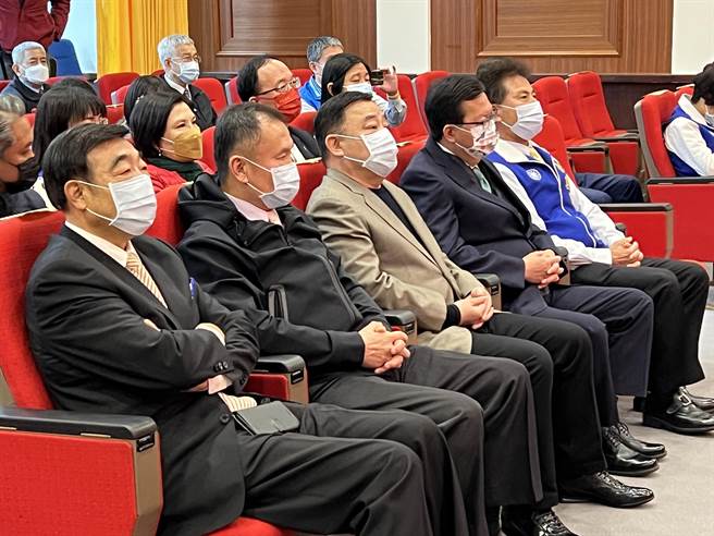 正副议长邱奕胜、李晓钟及20余名国民党籍及无党议员等都到场，市长郑文灿也率市府团队局处首长出席观礼。(蔡依珍摄)