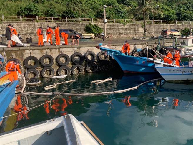 綠島南寮港昨天驚見面積10平方公尺油汙染，海巡人員迅速清除。（第一三岸巡隊提供）