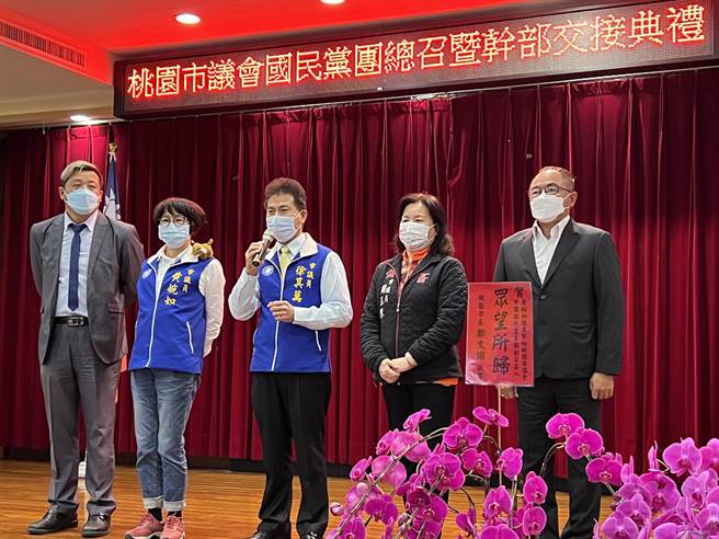 新任总召徐其万(中)、副总召黄敬平(左一起)、黄婉如、周玉琴、执行长徐玉树。(蔡依珍摄)