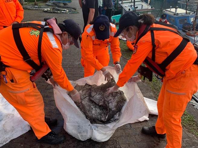 綠島南寮港昨天驚見面積10平方公尺油汙染，海巡人員迅速清除。（第一三岸巡隊提供）