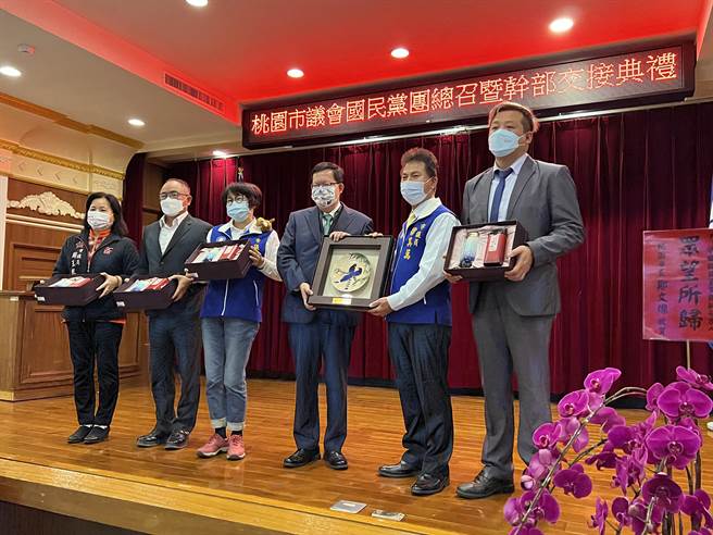 市长郑文灿观礼并致赠新任总召徐其万、副总召黄婉如、周玉琴、黄敬平、执行长徐玉树礼品。(蔡依珍摄)