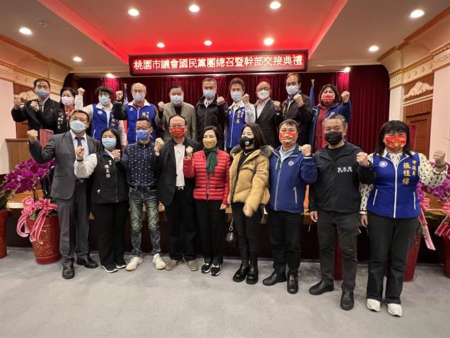 桃园市议会国民党团7日在总召交接典礼上合影。(蔡依珍摄)