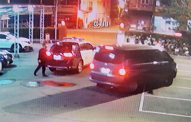 蘇男突然心臟不適，開進霧峰分局萬豐派出所求助，員警立即開巡邏車前導，護送蘇男至亞洲大學附屬醫院就醫。（霧峰分局提供／黃國峰台中傳真）