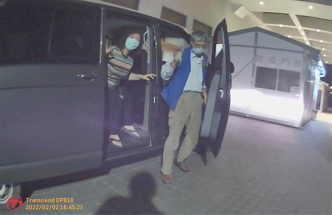 蘇男突然心臟不適，開進霧峰分局萬豐派出所求助，員警建議就近至亞洲大學附屬醫院就醫，並立即開巡邏車前導，5分鐘到院。（霧峰分局提供／黃國峰台中傳真）