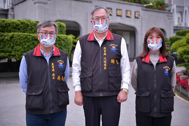 花蓮縣政府今宣布3項人事異動，環保局長饒忠（中）兼任縣府代理秘書長，前農業處長吳昆儒（左）接任行政暨研考處長，前農業處秘書陳淑雯（右）升任農業處長。（花蓮縣政府提供／羅亦晽花蓮傳真）