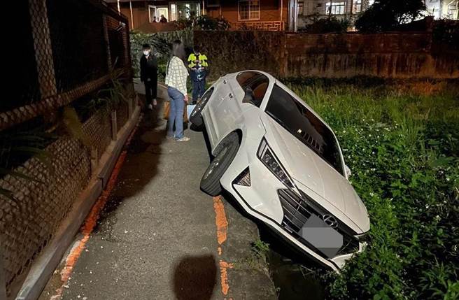 家住桃园45岁张女昨（6日）晚间7时许，行经新庄中正路时，疑因导航开进了台北捷运新庄机厂旁死巷中，车辆不幸侧翻到田中（民眾提供／戴上容新北传真）